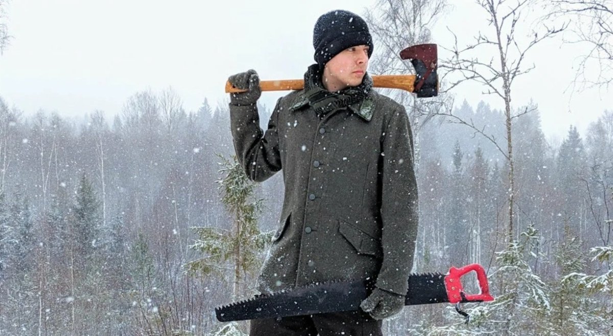 мужчина с топором и пилой