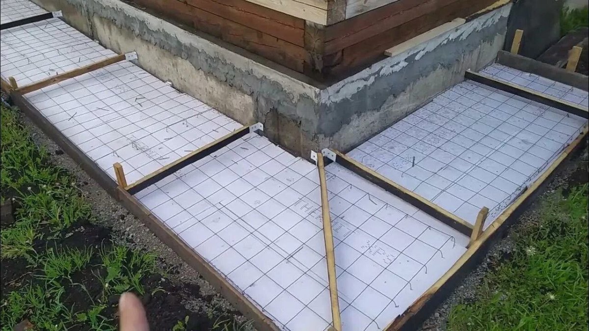 промежуточный этап монтажа отмостки