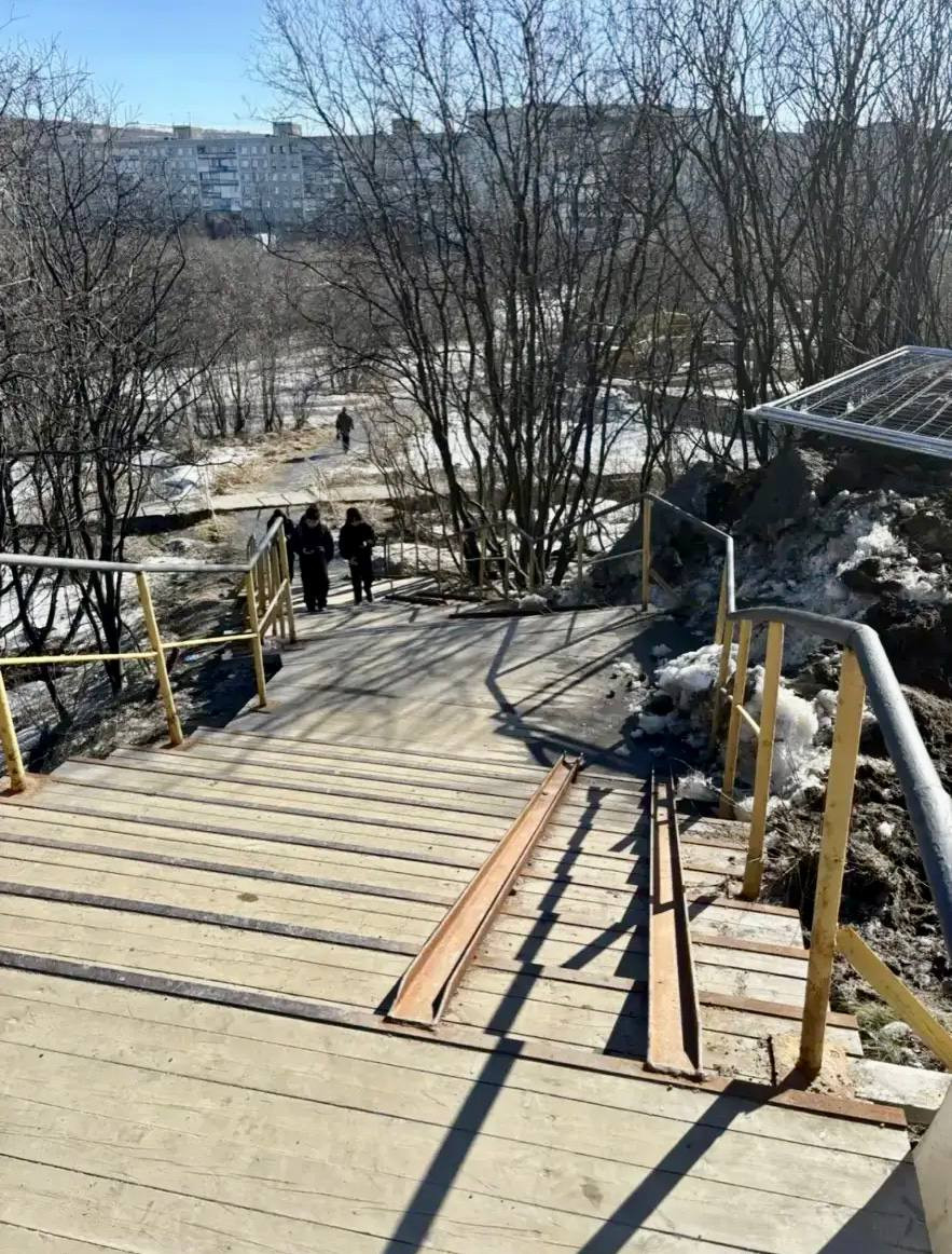 Лестница у малой Долины Уюта.