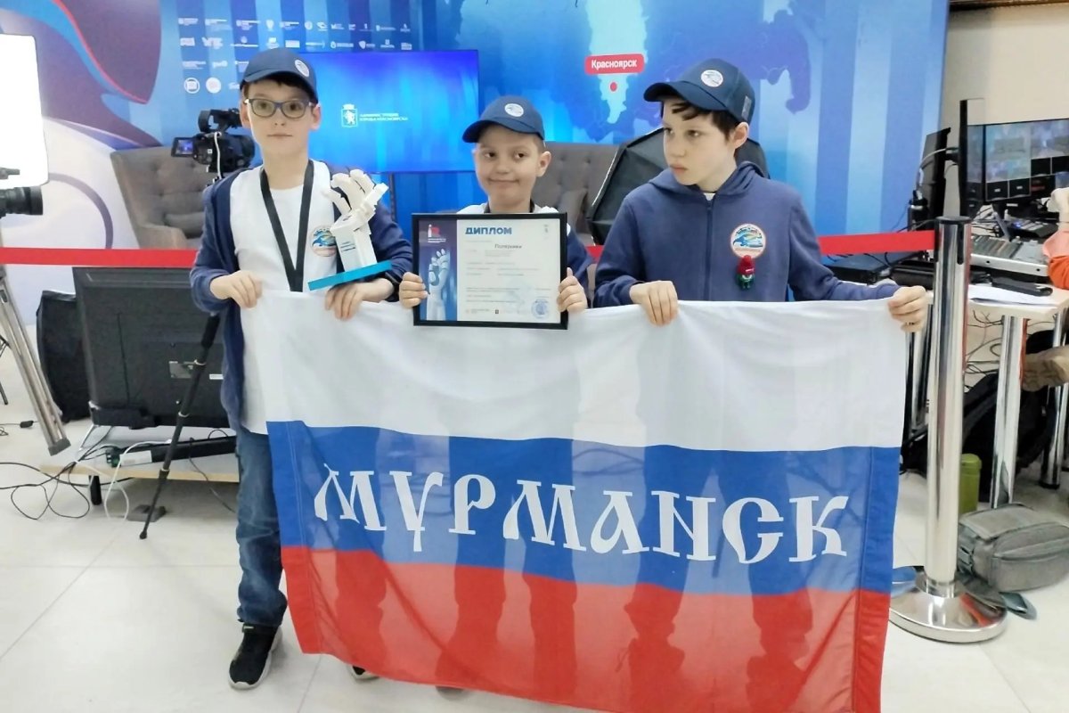 Участники соревнований по роботехнике