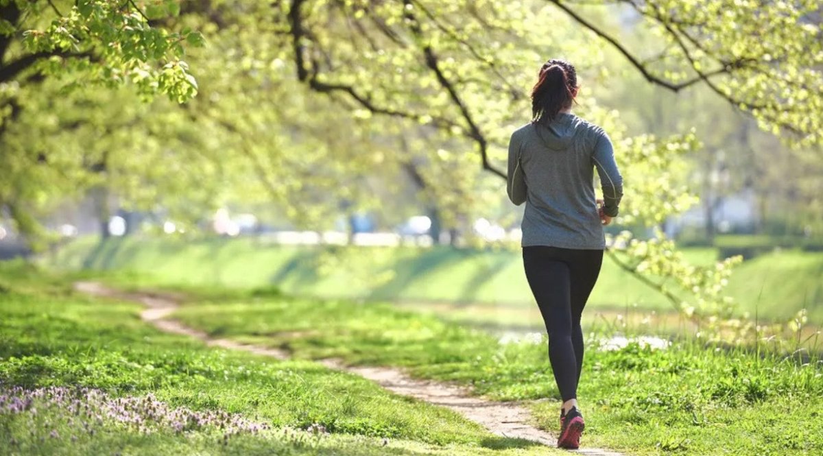 девушка бежит по парку