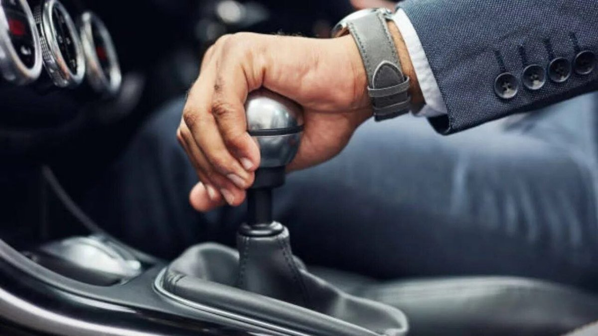 мужская рука на рычаге коробки-автомат