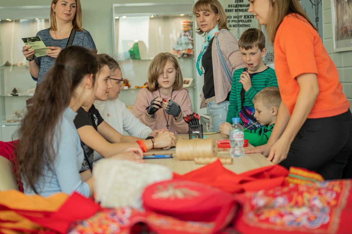Дети на мастер-классе в библиотеке.