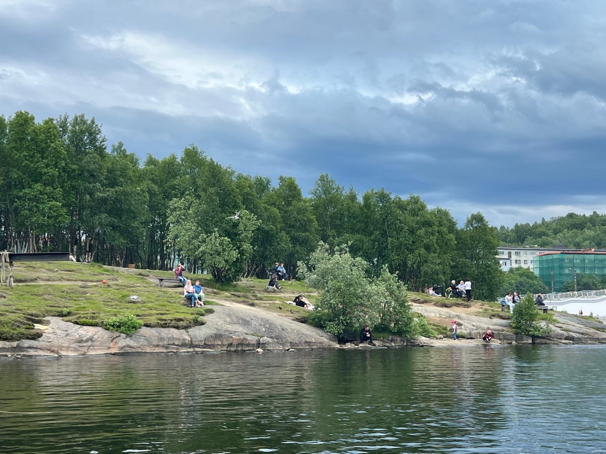 Берез Семеновского озера летом в Мурманске