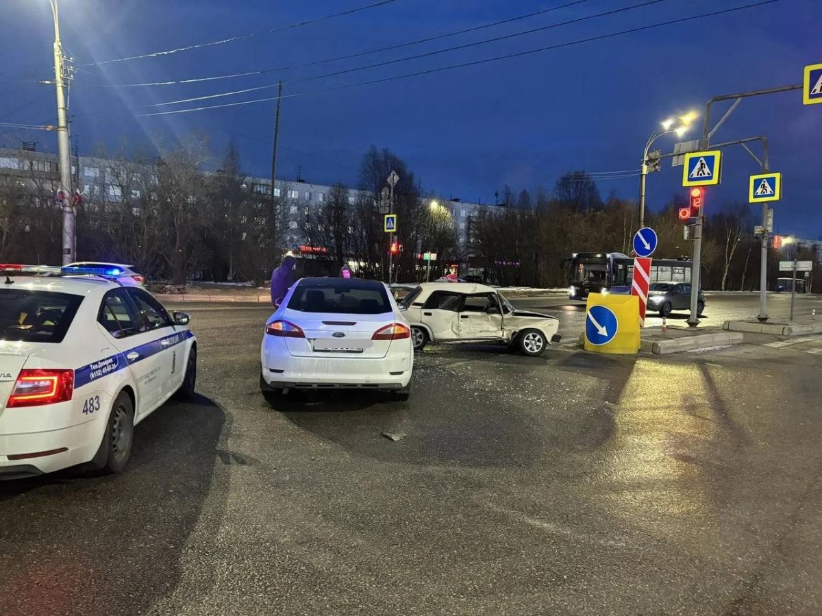 Место ДТП в Мурманске.