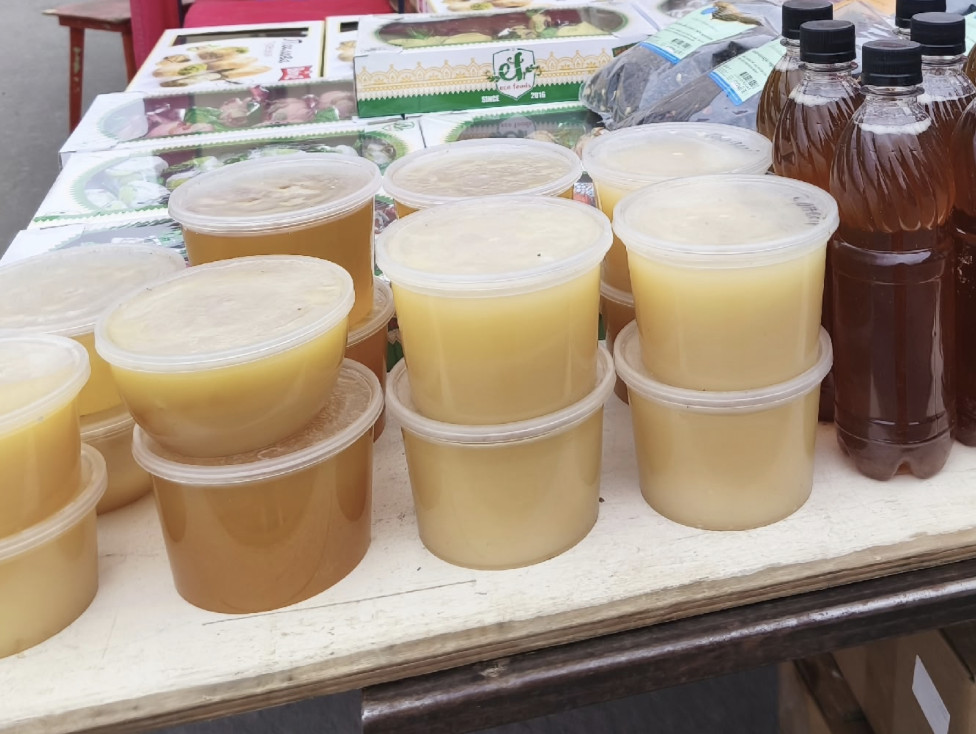 Банки с мёдом.