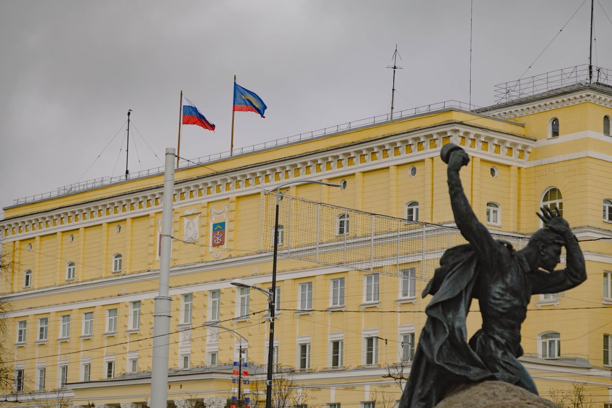 Памятник Анатолию Бредовы на фоне правительства Мурманской области