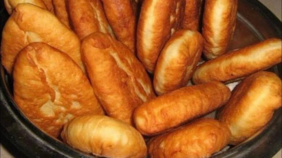 жареные пирожки в пластиковой миске