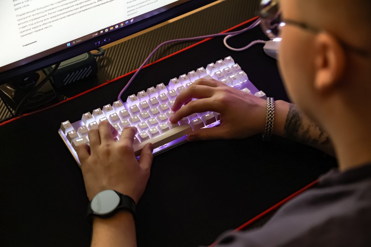 Мужчина за клавиатурой