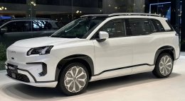 новый белый автомобиль