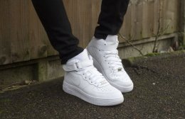 белые кроссовки