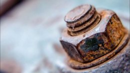 крупный план ржавого болта с гайкой