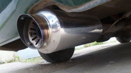 вид снизу на выхлопную трубу автомобиля