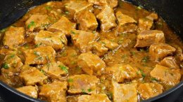 мясные кусочки в морковном соусе