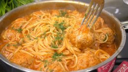 сковорода, полная соуса, в котором видны спагетти и тефтели