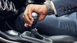 мужская рука на рычаге коробки-автомат