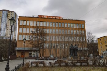 Мурманская областная научная библиотека весной