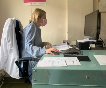 Медицинский работник за компьютером