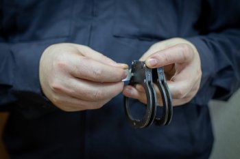 Полицейский с наручниками