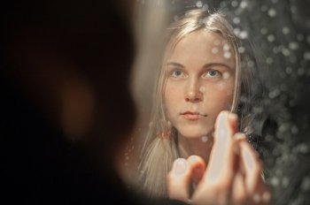 серьезная девушка перед зеркалом