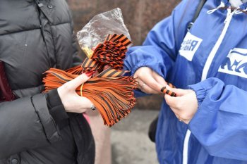 Раздача георгиевских ленточек.