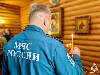 Спасатель ставит свечу