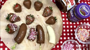 клубника и бананы в шоколаде