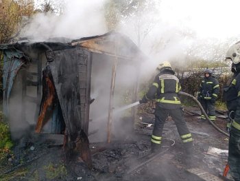 Пожарные тушат горящий гараж