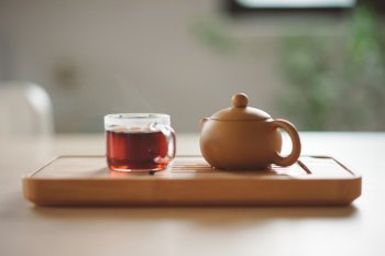 чай в чашке с чайничком