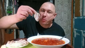 мужчина ест борщ