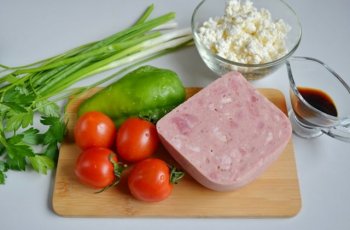 миска творога и доска с ветчиной и овощами