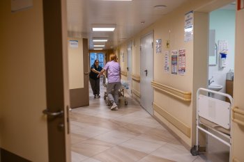 Врачи перевозят пациента на каталке