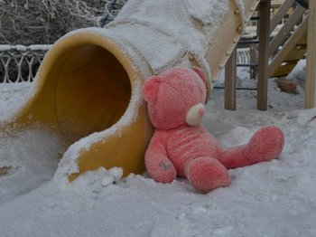 Брошенная мягкая игрушка на улице