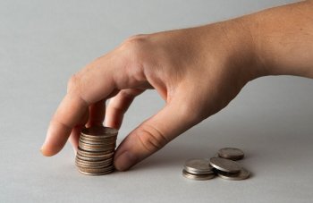 Рука с деньгами