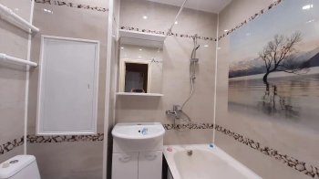 ванна, отделанная светлыми ПВХ-панелями