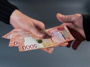 даёт деньги в руки