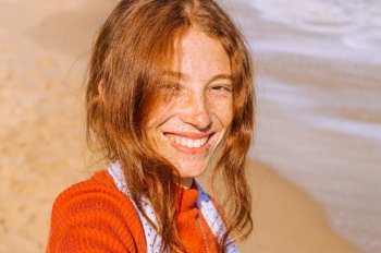 улыбчивая девушка с веснушками