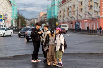 Группа подростков.