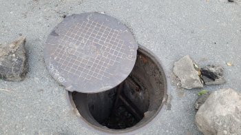 Открытый канализационный люк