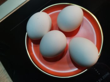 Яйца лежат на тарелке.