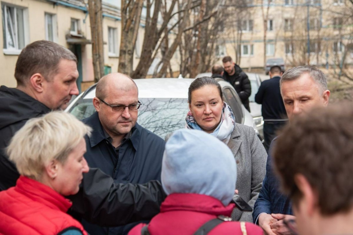 Встреча граждан во дворе дома