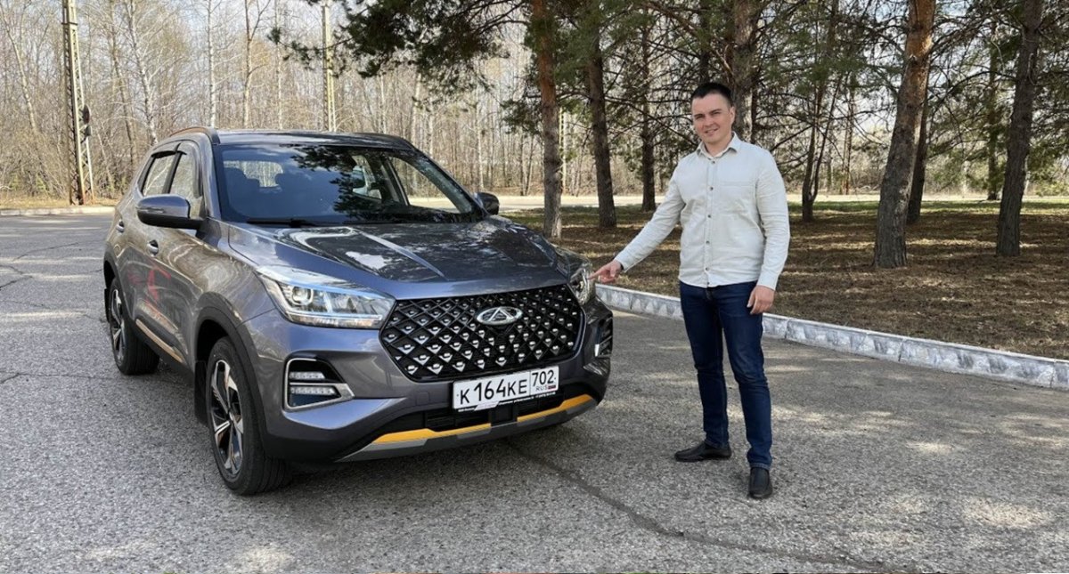 мужчина у автомобиля Chery Tiggo