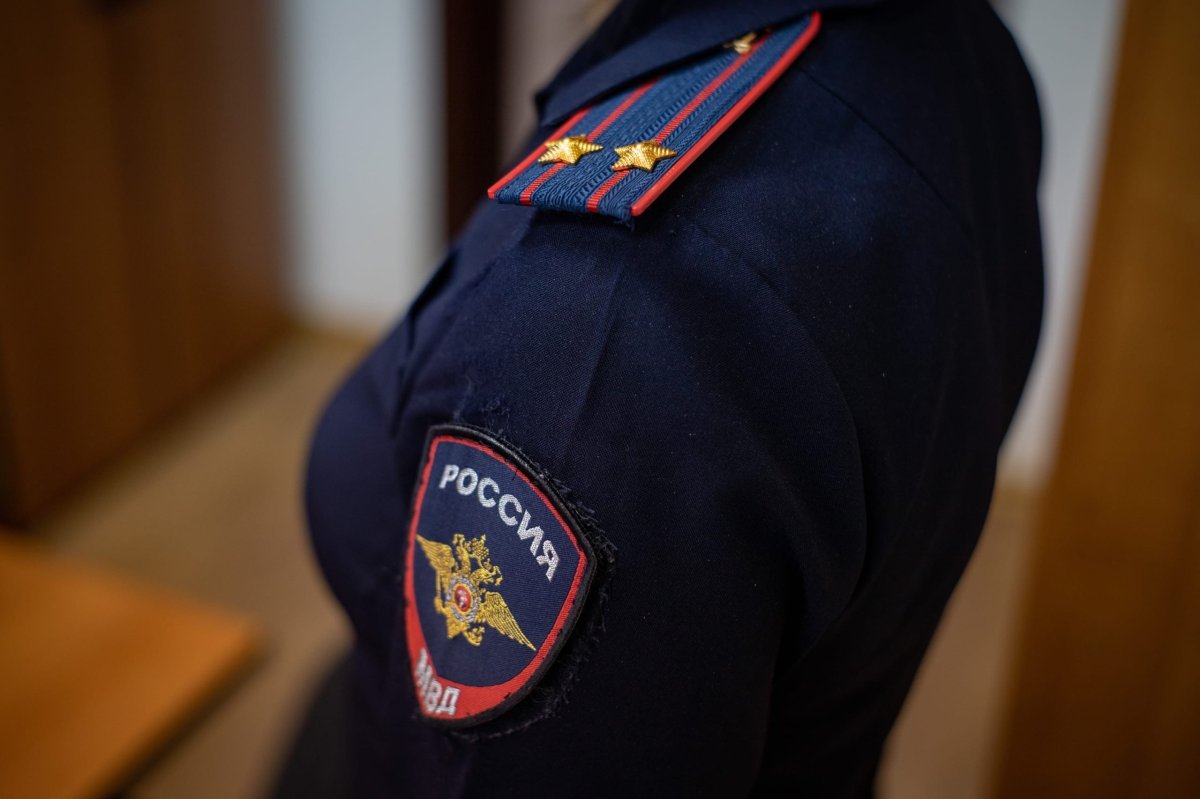 Полицейский в форме.