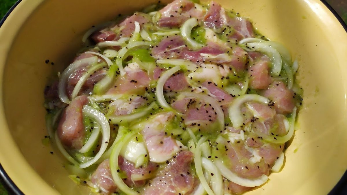 Мясо маринуется в киви