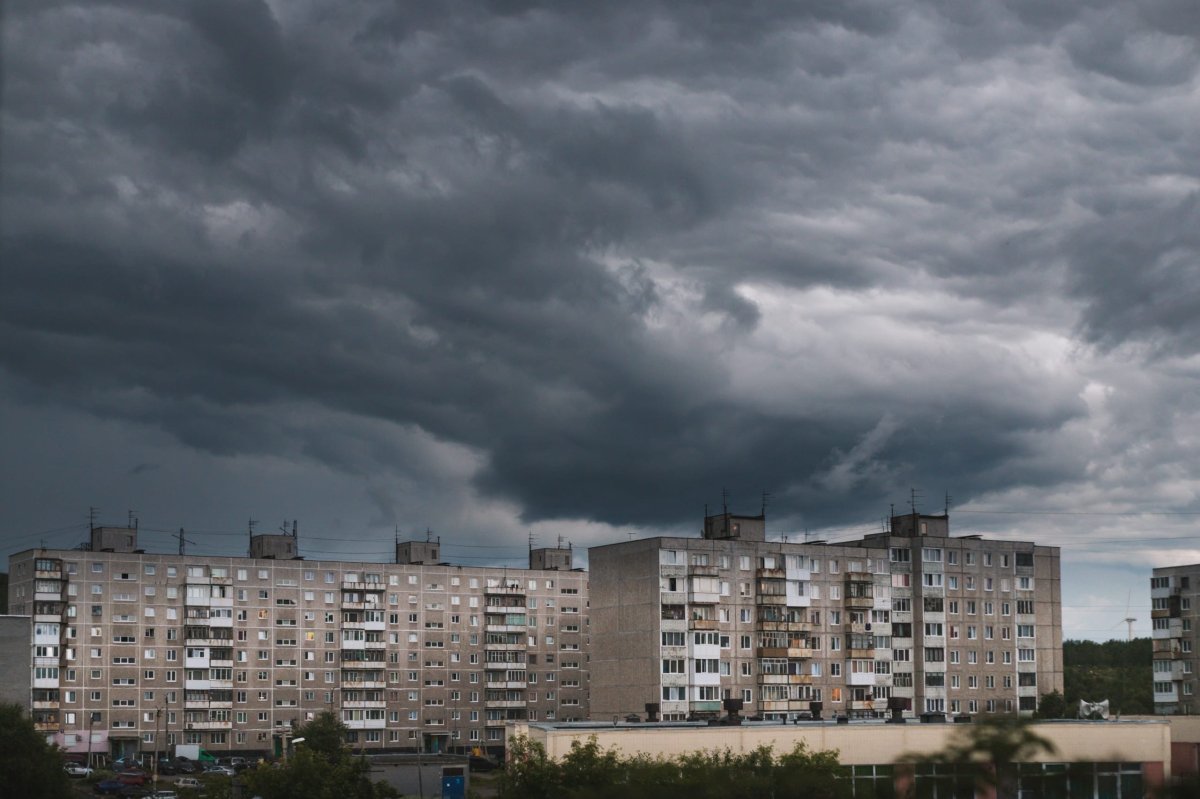 Грозовые тучи над домом.