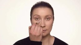Девушка наносит макияж
