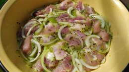 Мясо маринуется в киви