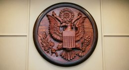 Герб а американском посольстве