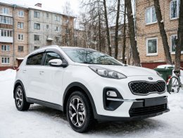 Кроссовер припаркован в российском дворе