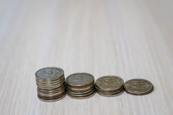 Пирамидки пятирублевых монет